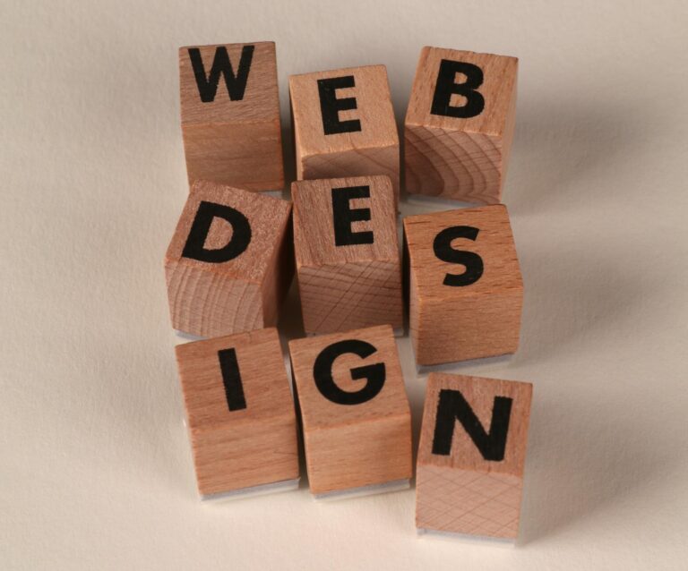 Holzklötze, die so angeordnet sind, dass sie „Webdesign“ bilden. Stellvertretend für eine kohärente Unternehmenswebsite